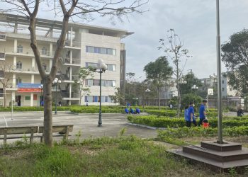 Thanh niên trường Cao đẳng Y tế Bắc Ninh tích cực tham gia lao động vệ sinh cảnh quan sân trường