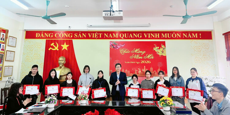 Trường cao đẳng Y tế Bắc Ninh gặp mặt và trao quà tết Xuân Bính Ngọ cho Sinh viên là đối tượng chính sách hoặc có hoàn cảnh khó khăn vươn lên trong học tập