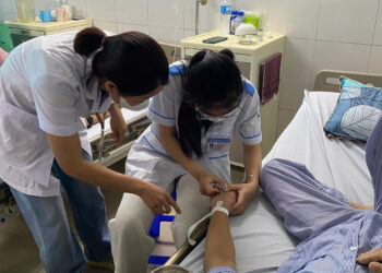 “Cầm Tay Chỉ Việc – Trao Nghề, Truyền Tâm Trong Những Bước Lâm Sàng Đầu Tiên Của Sinh Viên Điều Dưỡng Tại Trường Cao Đẳng Y Tế Bắc Ninh”